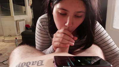 Aku nggodha adik tiriku nalika dheweke nonton Disney [Cum]