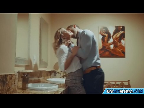 ❤️ Nalika pirang semok seduces sampeyan ing toilet umum ❤️ Saru kualitas ing kita  ️❤